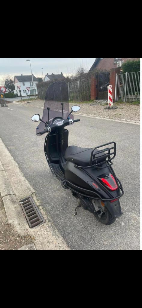 Vespa sprint S notte, Fietsen en Brommers, Scooters | Vespa, Zo goed als nieuw, Vespa S, Klasse A (25 km/u), Benzine, Ophalen