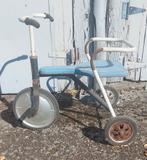 Oude retro driewieler, Ophalen
