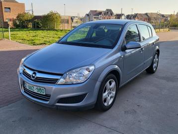 OPEL ASTRA 1,4 L À ESSENCE. AUTOMATIQUE 89 000 KM. 3950 EURO, Argent ou Gris, Carnet d'entretien, 5 portes, 5 places