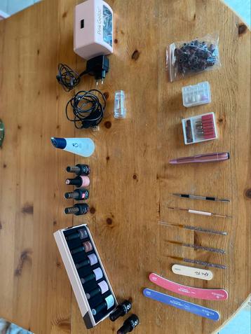 Uitgebreide Pink Gellac set incl. Nail art, french tips etc. beschikbaar voor biedingen