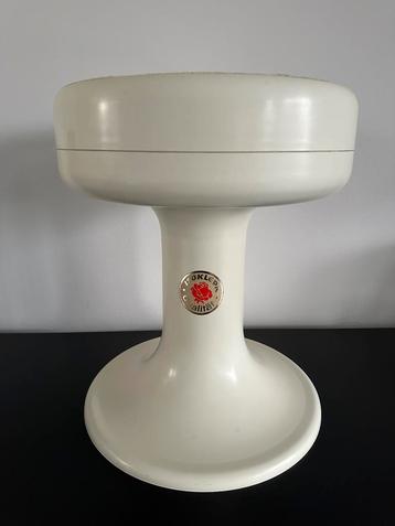 Vintage design kruk Isoklepa cremekleur beschikbaar voor biedingen