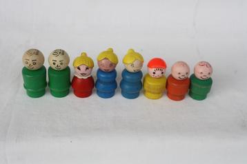 8 poppetjes Fisher Price met houten lijf, deel houten hoofd beschikbaar voor biedingen