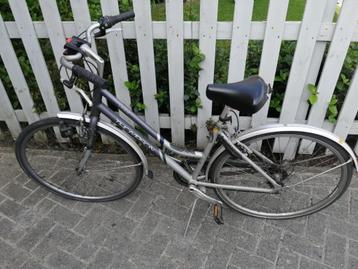 OUDE DAMESFIETS EN STEP beschikbaar voor biedingen