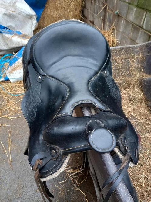 Selle western noire 16 pouces, très confortable en bon état, Animaux & Accessoires, Chevaux & Poneys | Selles, Western