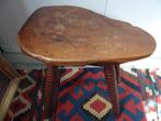 Ancien Tabouret Brutaliste ou table d'appoint en bois., Ophalen