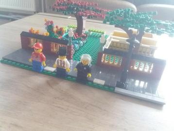 Lego Moc Modular park met 4 fietsen , baseplate , 3 figuren. beschikbaar voor biedingen