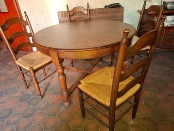 Ronde tafel verlengbaar tot ovale en 4 stoelen beschikbaar voor biedingen