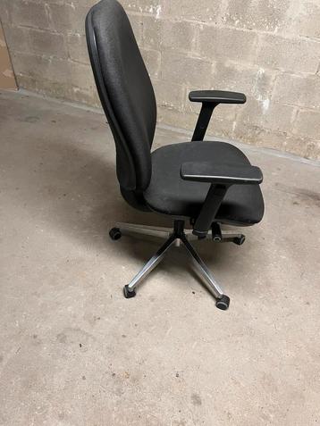Comfortable verstelbare bureau stoel beschikbaar voor biedingen