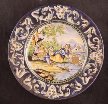 Antiek faience bord met krammen beschikbaar voor biedingen
