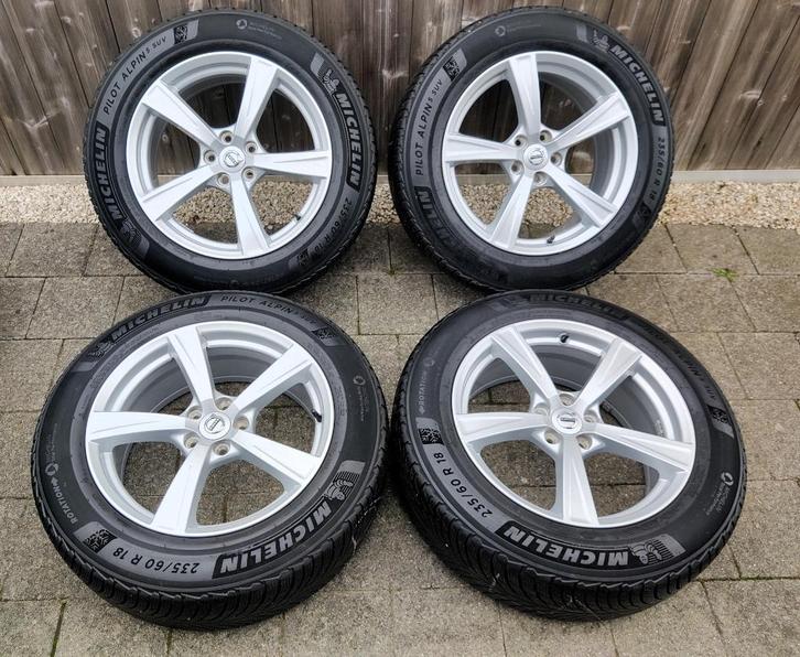 18 inch originele Volvo velgen + winterbanden, Auto-onderdelen, Banden en Velgen, Banden en Velgen, Winterbanden, 18 inch, 235 mm