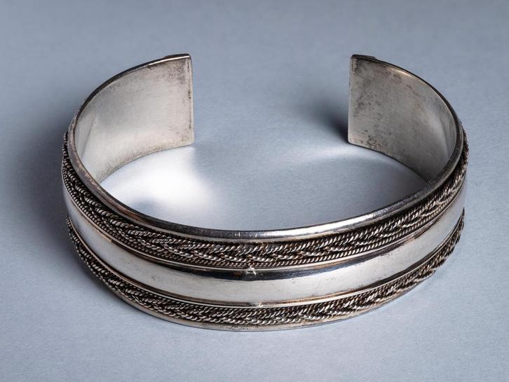 Etnische antieke open zilveren armband, Handtassen en Accessoires, Armbanden, Gebruikt, Zilver, Zilver, Verzenden