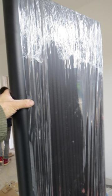 2NIEUWE zwarte verticale design radiatoren in doos beschikbaar voor biedingen