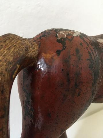 Oud beeldje vervaardigd uit hout en terracotta  beschikbaar voor biedingen