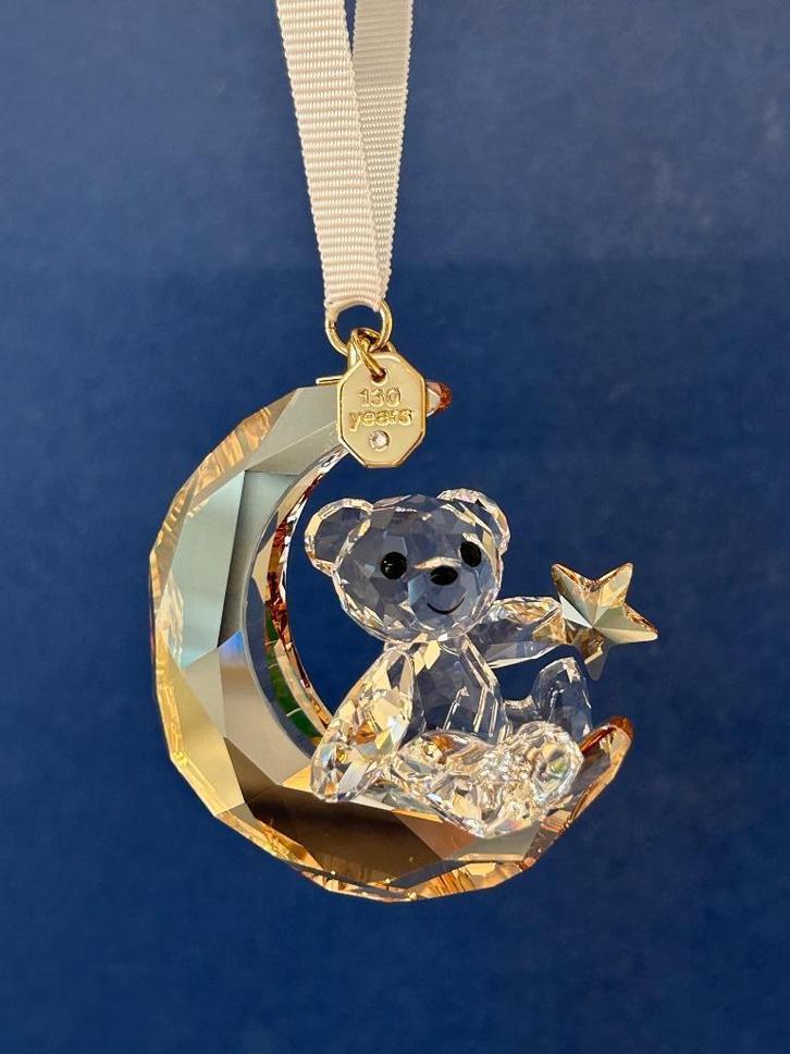 Swarovski SCS 2025 Ornament Beer Kris, Verzamelen, Swarovski, Nieuw, Figuurtje, Ophalen of Verzenden