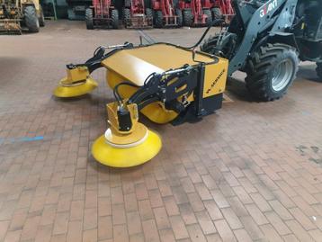 Veegmachine met 2 zijborstels beschikbaar voor biedingen