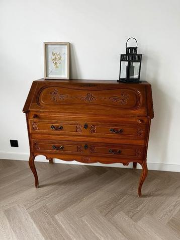 Vintage bureau beschikbaar voor biedingen