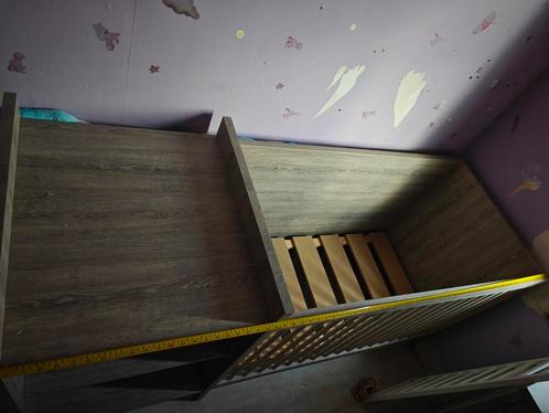 Baby bed + 1x 3 laden kast + kleding kast, Kinderen en Baby's, Babyparken, Zo goed als nieuw, Ophalen