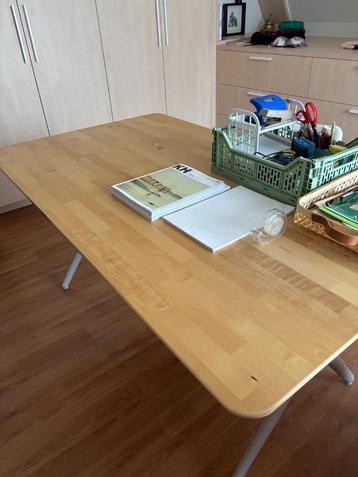 Tafel beschikbaar voor biedingen