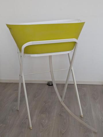 Baby badje met standaard beschikbaar voor biedingen