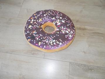 Zacht kussen in de vorm van een donut beschikbaar voor biedingen