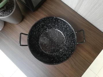 Ijzeren geëmailleerde paella stoofpannetjes. beschikbaar voor biedingen