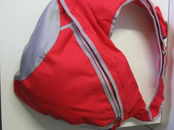 Rood/grijze rugzak in driehoekvorm, 49 cm x 30 cm. NIEUW beschikbaar voor biedingen