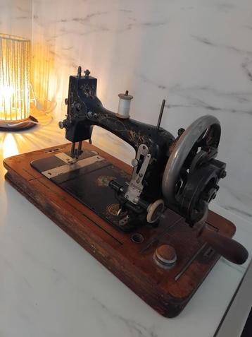 Antieke naaimachine ter decoratie beschikbaar voor biedingen