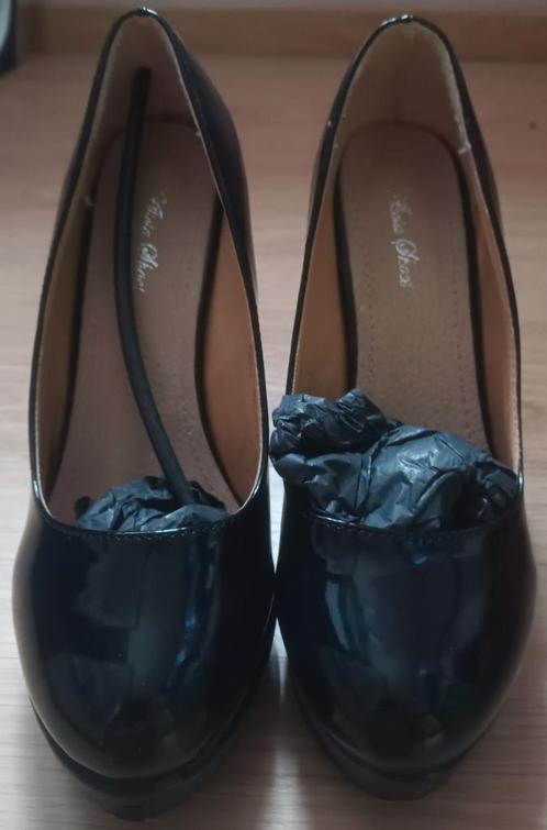 Zwarte lakleren schoenen met gecompenseerde hakken in nieuwe, Kleding | Dames, Schoenen, Nieuw, Schoenen met hoge hakken, Zwart