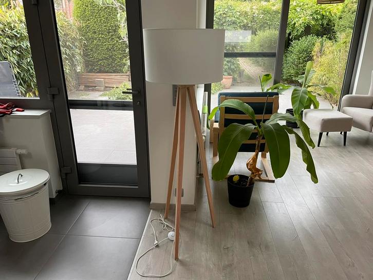Lampe sur pied (Maisons du Monde), Maison & Meubles, Lampes | Lampadaires, Comme neuf, 100 à 150 cm, Bois, Tissus, Enlèvement