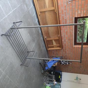 Kledingstandaard beschikbaar voor biedingen