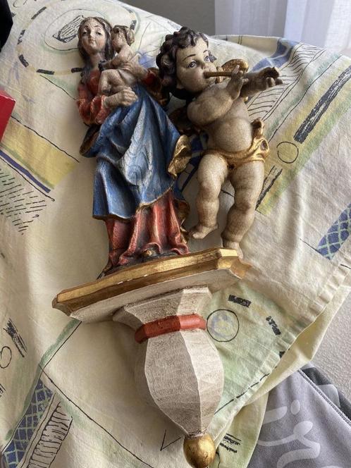 antieke Madonna met Kind op een Wandconsole en cupido, Antiek en Kunst, Antiek | Religieuze voorwerpen, Ophalen of Verzenden