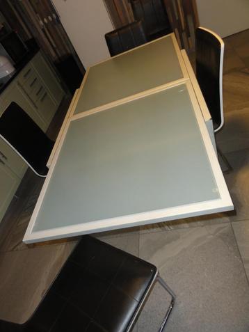Metalen keuken  tafel met glas (uittrekbaar ) beschikbaar voor biedingen