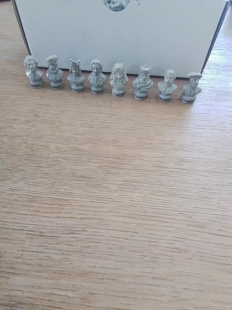 Lot de 8 fèves roi de France 3cm, Enlèvement ou Envoi, Comme neuf