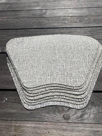 8 witte placemats beschikbaar voor biedingen