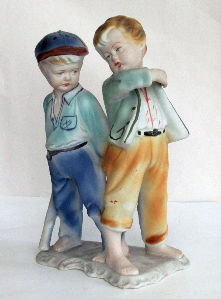Retro porseleinen spelende jongens Arpo made Romania, Antiek en Kunst, Antiek | Porselein, Ophalen of Verzenden