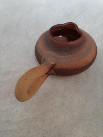 potje met handvat in aardewerk,vintage beschikbaar voor biedingen