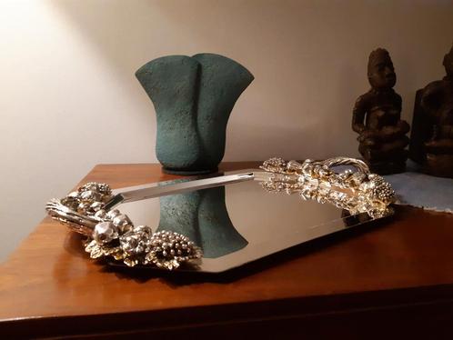 Verzilverde schaal met decoratieve handvaten, Huis en Inrichting, Woonaccessoires | Dienbladen, Ophalen of Verzenden