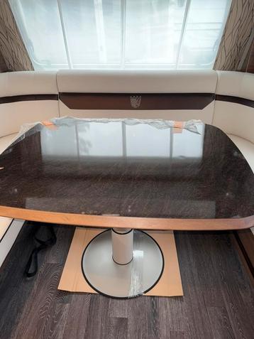Caravantafel beschikbaar voor biedingen