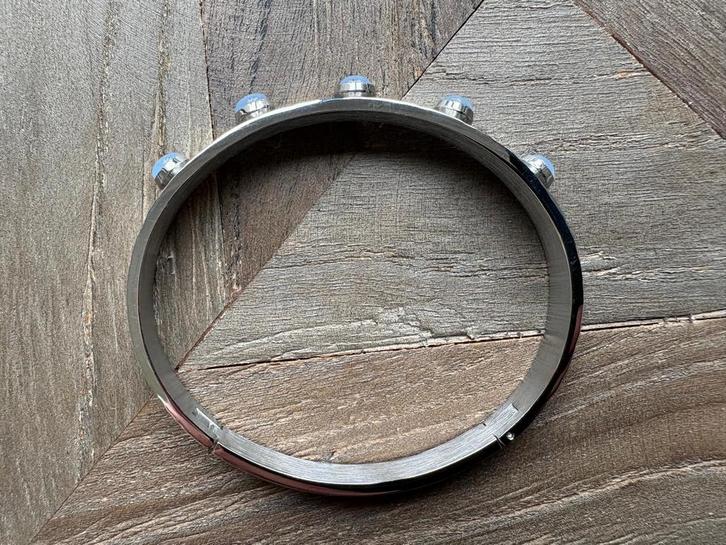 Silis bangle NIEUW!!!, Handtassen en Accessoires, Armbanden, Nieuw, Staal, Zilver, Ophalen