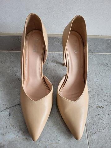 Beige pumps van RAID – Maat 39 (US 8)
 beschikbaar voor biedingen