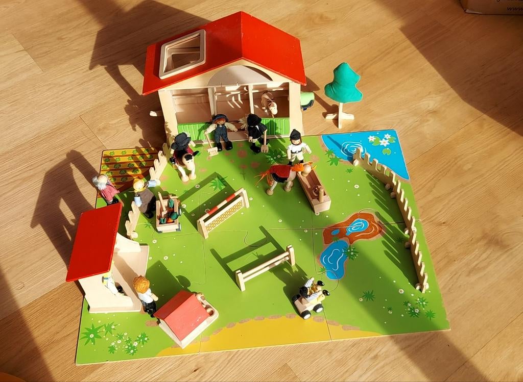 Houten speelboerderij/ manège met veel popjes., Ophalen of Verzenden