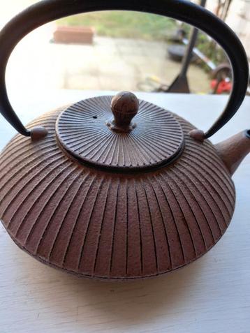 Mooie fonte stenen theepot. beschikbaar voor biedingen