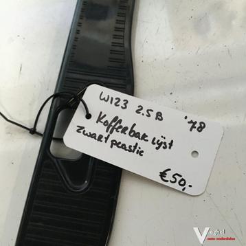 Mercedes W123 1978 Kofferbaklijst Plastic boven slot zie fot beschikbaar voor biedingen