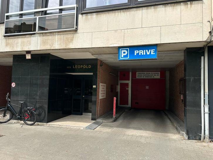 Parkeerplaats in afgesloten garage te Oostende, Immo, Garages en Parkeerplaatsen, Oostende