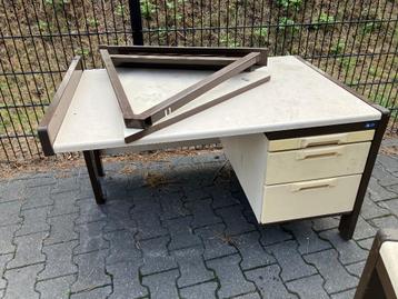 bureau te koop beschikbaar voor biedingen