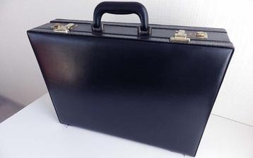 Vintage Zwarte Attachékoffer beschikbaar voor biedingen