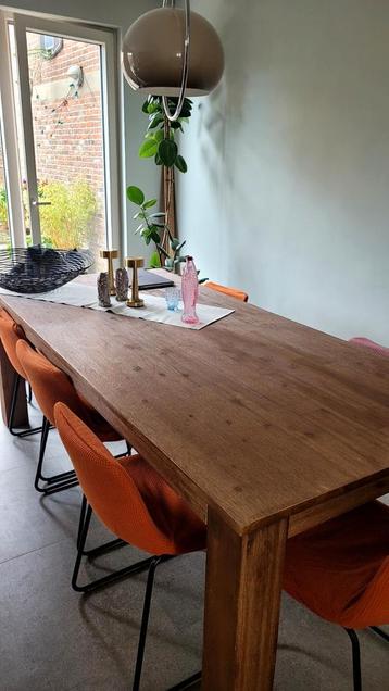 Grote houten eettafel beschikbaar voor biedingen