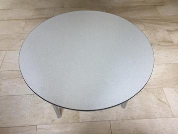 Prachtige ronde salontafel van Formica met afneembare poten beschikbaar voor biedingen