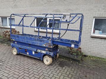 2x Haulotte Compact 8 Hoogwerker schaarlift 8,25 m beschikbaar voor biedingen