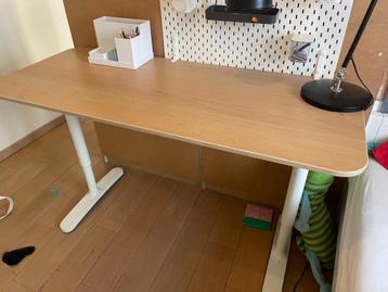bureautafel beschikbaar voor biedingen